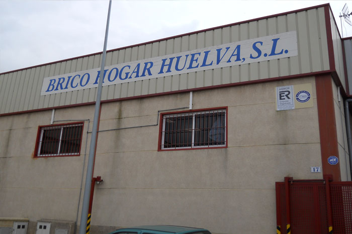 Brico Hogar Huelva Bricohogar Huelva, fue creada en el año 1983 como taller artesanal de carpintería de madera y cerrajería. Empezamos en un local de 30 m2 , se alternaban los encargos de clientes particulares con los primeros encargos de compañías aseguradoras. En el año 1990, con el afán de superación nos trasladamos a una nave de 345 m2 para poder realizar los encargos con mayor eficacia y profesionalidad. Fue en el año 1996, y debido a la demanda de las compañías con las que colaborábamos, que nos insistían a que les prestásemos servicios en el resto de oficios, nos decidimos a formar un equipo de personas e infraestructuras acorde con las necesidades del servicio que nos solicitaban. A partir de ese momento decidimos dedicarnos solo a prestar servicios a compañías de seguros. Siguiendo con nuestro afán de superación en el año 2006 nos trasladamos a nuestras nuevas instalaciones actuales, una nave de 1.400 m2 distribuidos en 2 plantas. Albañilería Trabajamos con profesionales de primera, con años de experiencia en el sector y las reparaciones del hogar y las mejores empresas de materiales de la provincia. Fontanería El mejor servicio de fontanería integral, profesionales especializados y un gran surtido de materiales a su disposición. Pintura Contamos con el mejor departamento de pinturas, cámaras especiales de lacado y cámara de secado, siempre relazado con los mejores materiales Cerrajería El mejor equipo de cerrajeros, prestando el mejor servicio las 24 Horas del día, siempre a su disposición. Carpintería Expertos en carpintería desde 1983, contamos con talleres profesionales y un gran almacén de materiales de todo tipo. Carpintería Metalica Cubrimos todo tipo de necesidades en carpintería metálica, un gran numero de profesionales cualificados y especializados. Persianería Contamos con un departamento especializado en reparación y fabricación de todo tipo de cierres metálicos, persianas de PVC, térmicas etc.